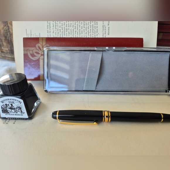 Elegant Black Fountain Pen with Gold Accents - Picture 1 of 6